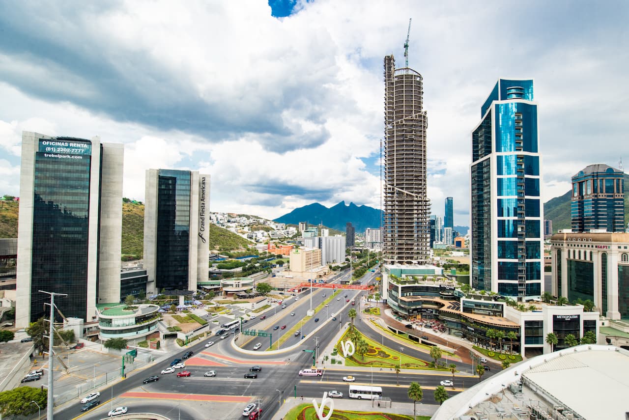 Vista panorámica de la ciudad de Monterrey, destacando edificios modernos y el paisaje urbano, donde se encuentra Ferreterías Guevara.